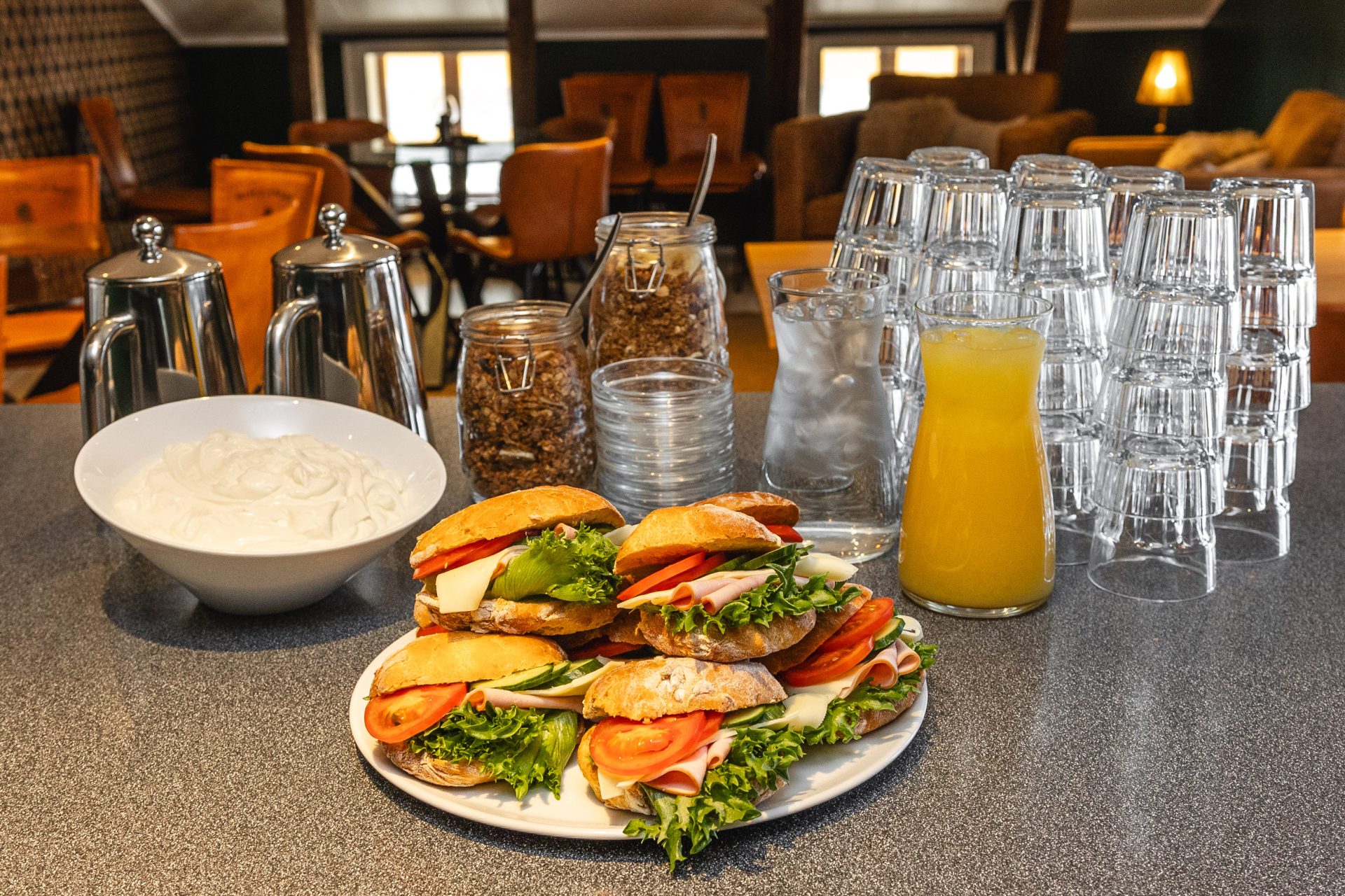 Ravintola Siltalyhdyn kokoustarjoiluja; täytettyä sämpylää, jugurttia ja mehua.