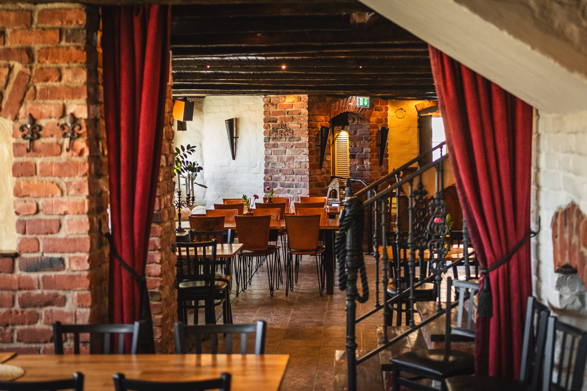 Ravintola Siltalyhdyn tunnelmallinen ravintolasali.