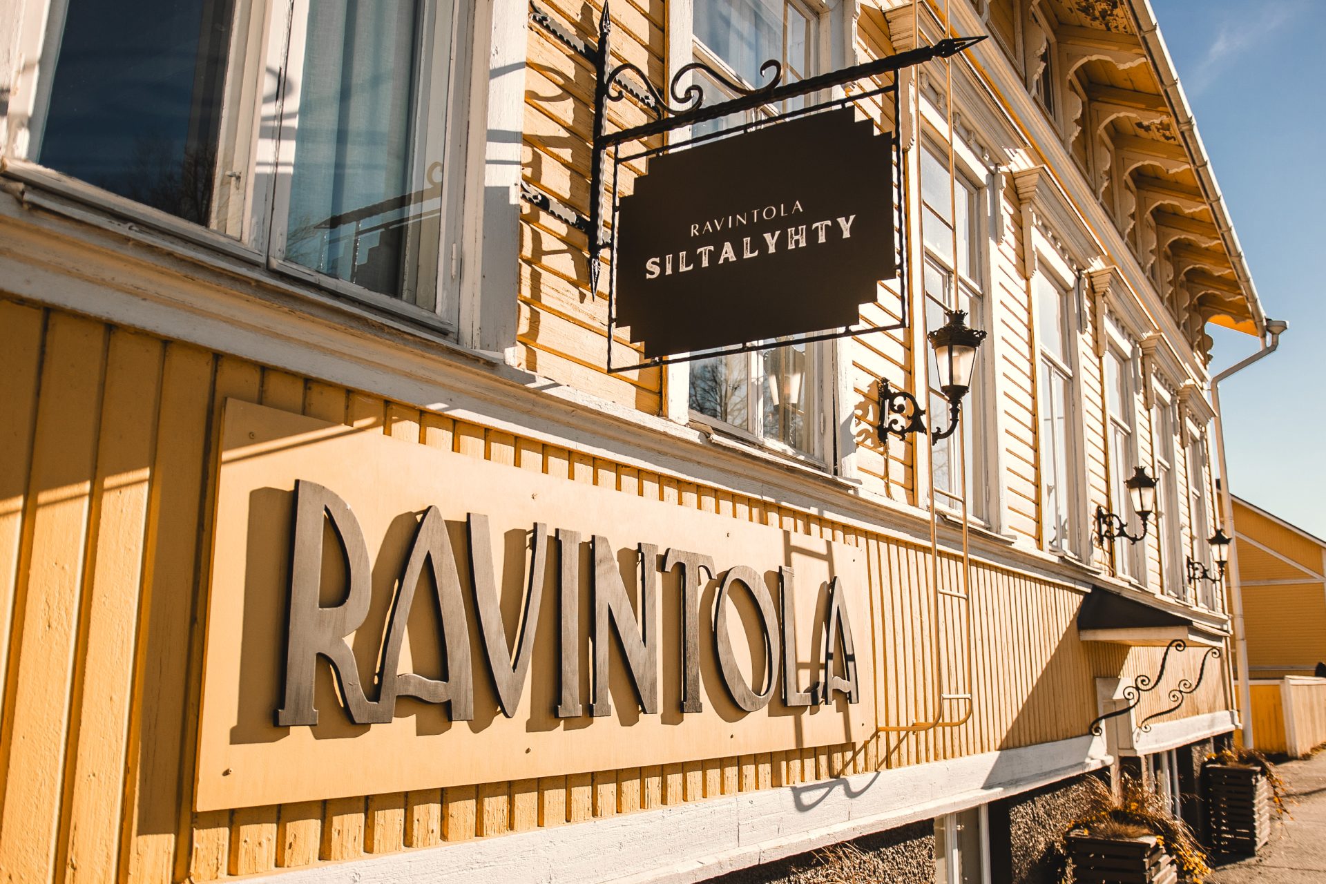 Ravintola Siltalyhdyn ulkoseinä kyltteineen.