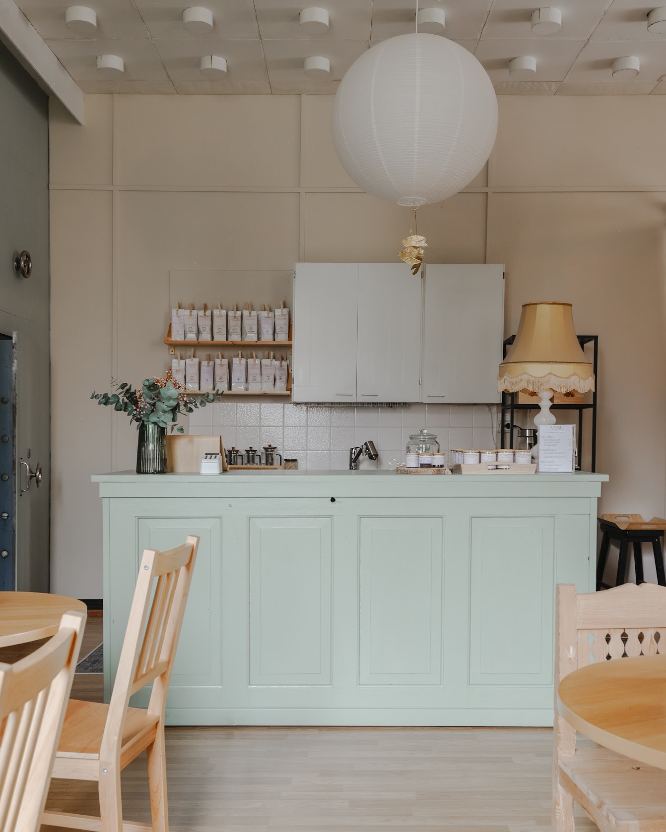 Teelempi teehuoneen vaaleanvihreä tiski.