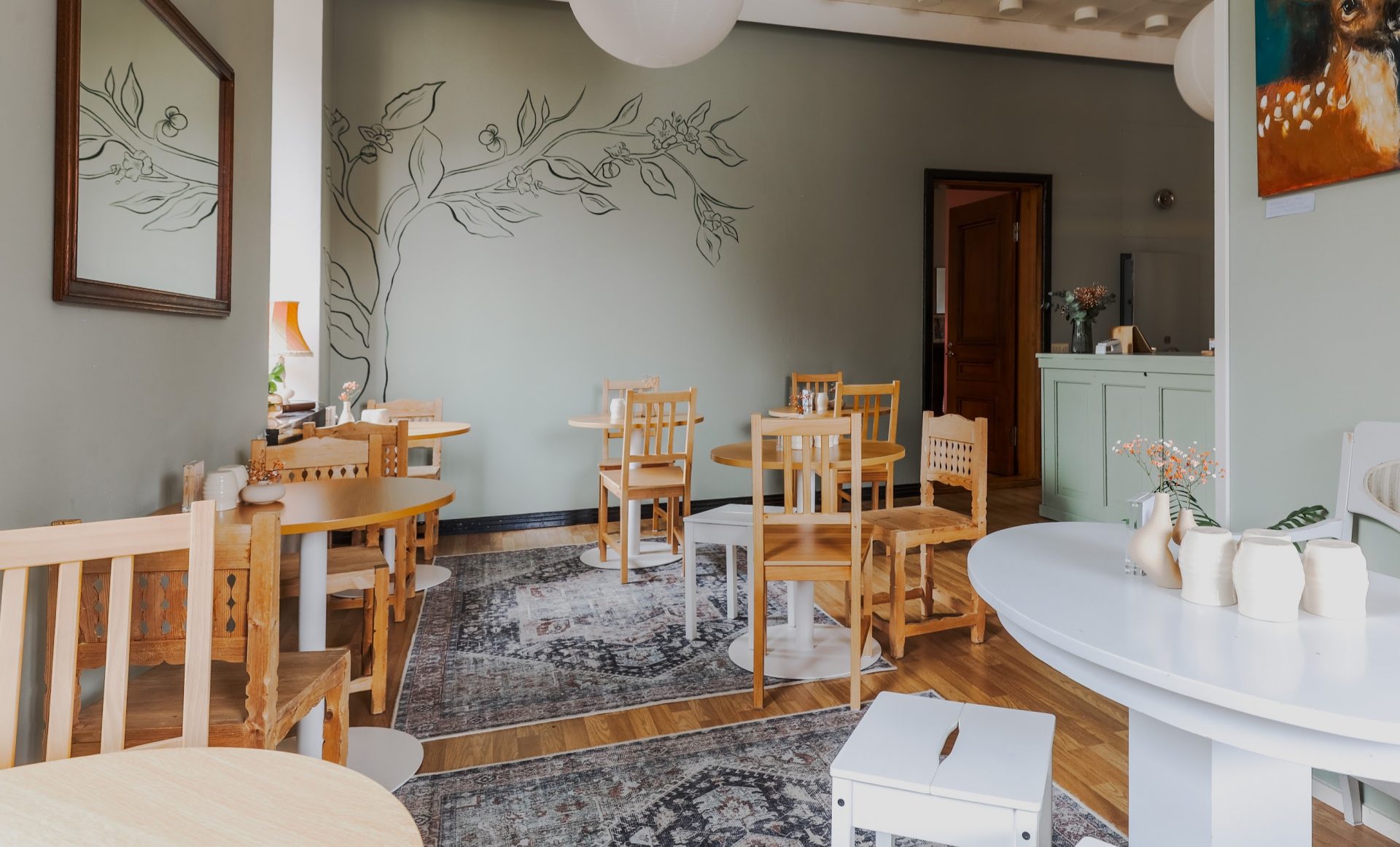 Teelempi teehuone sisältä pöytineen.