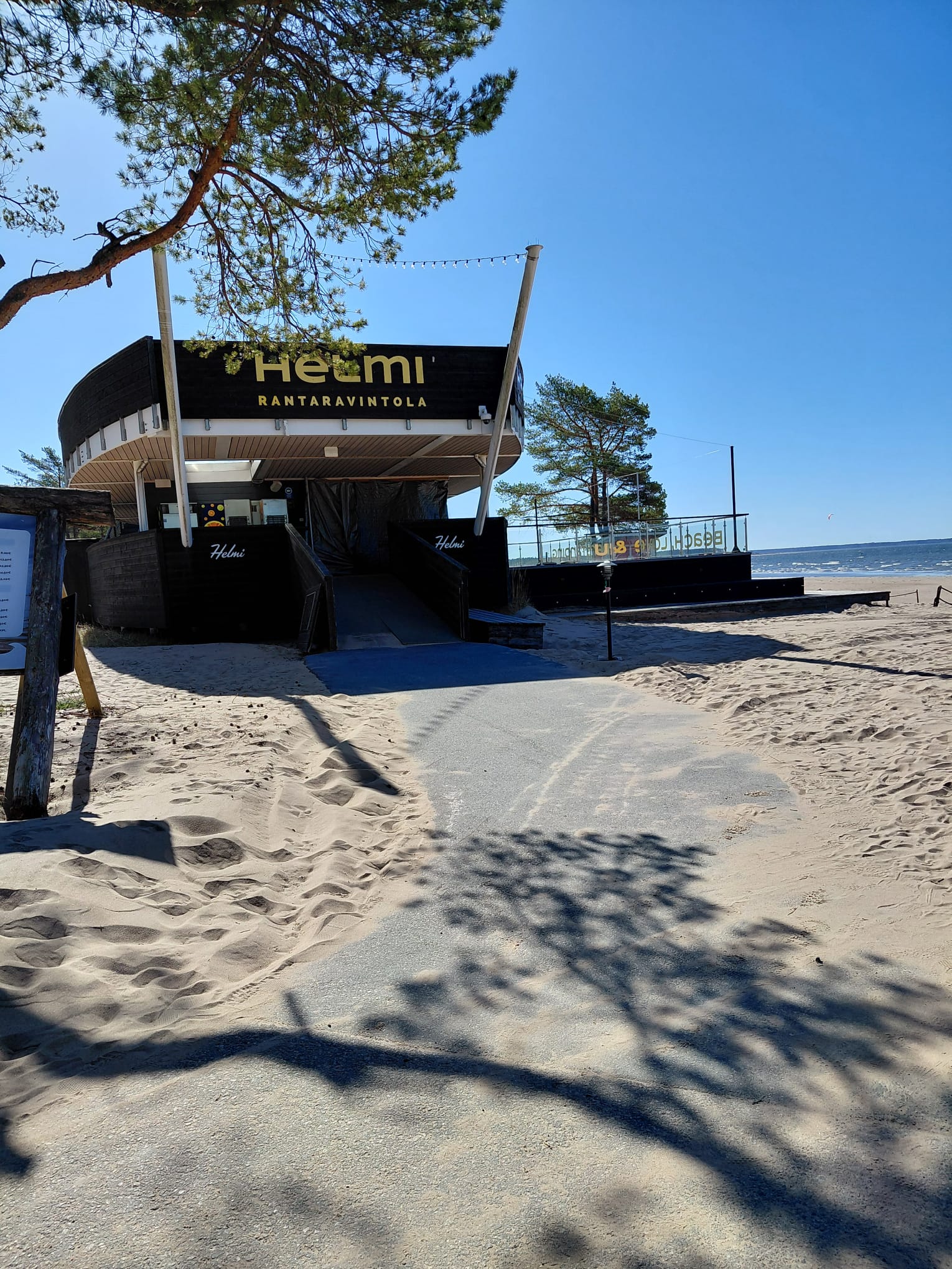 Helmi Rantaravintola ulkoa auringonpaisteessa.