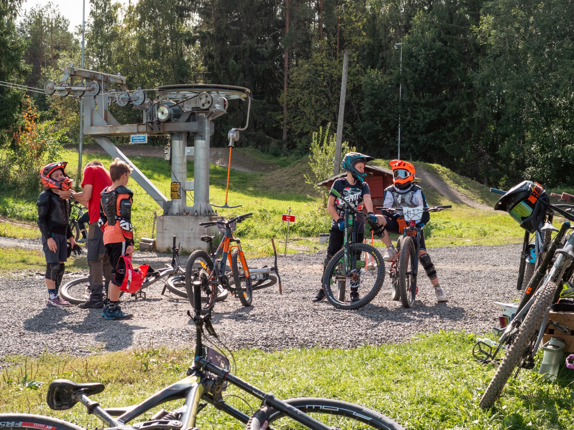 Ruosniemi Town Hill Centerissä nuoret pyöräilijät valmistautuvat lähtemään hissin luona ylöspäin.