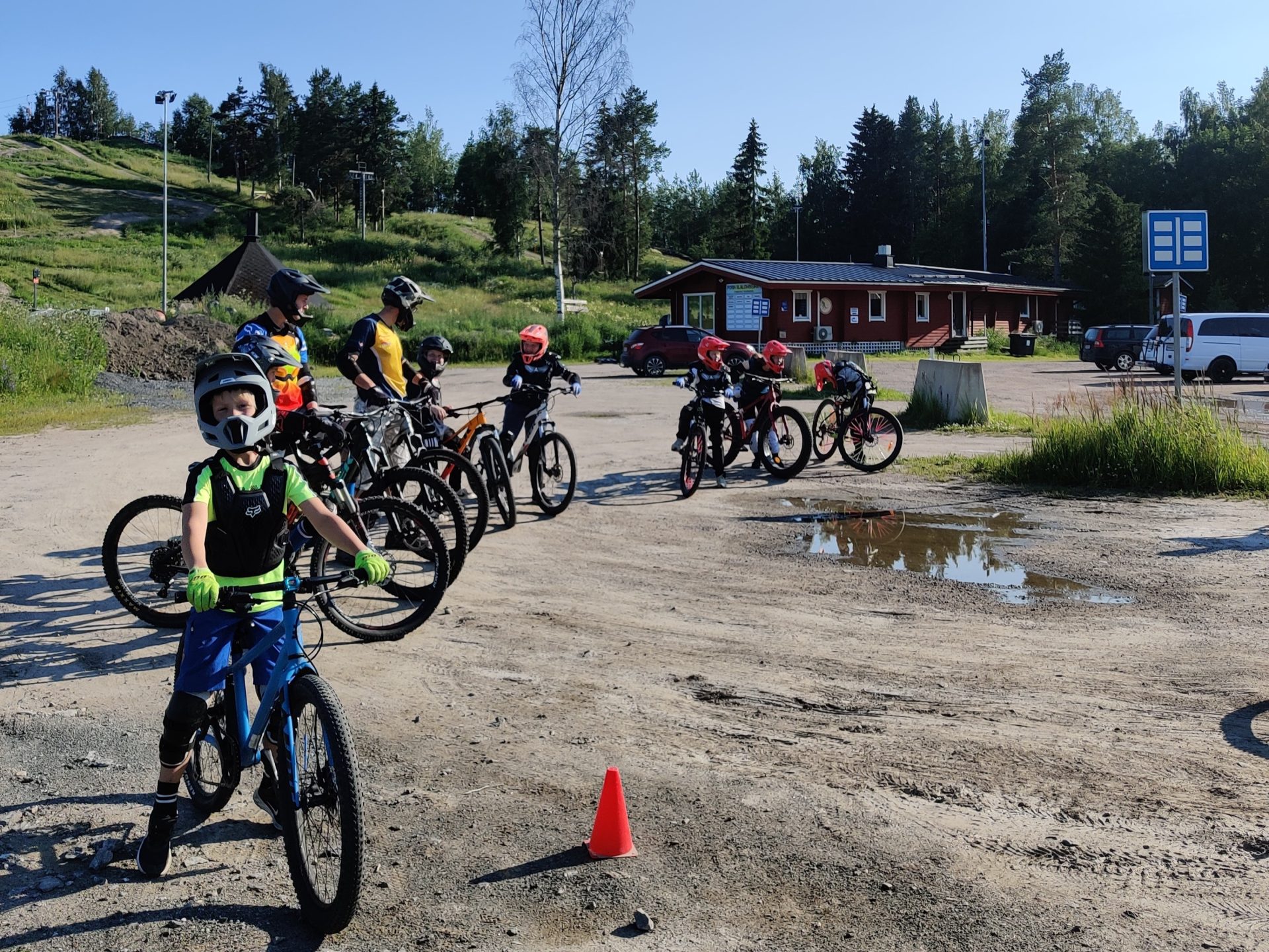 Ruosniemi Town Hill Centerin pihassa pyöräilijät valmiina lähtöön.