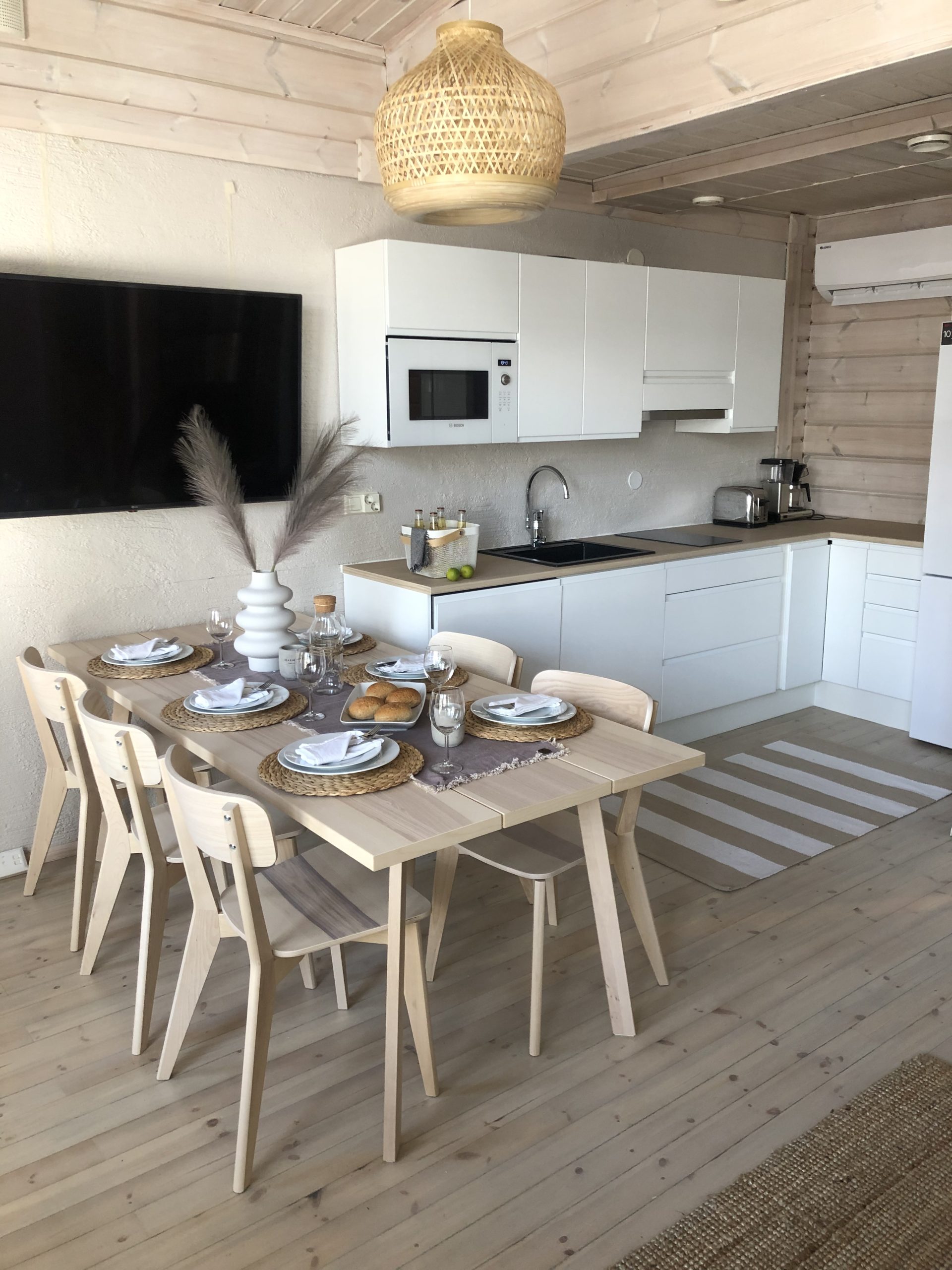 Villa Meriheinän keittiö ja ruokapöytä.