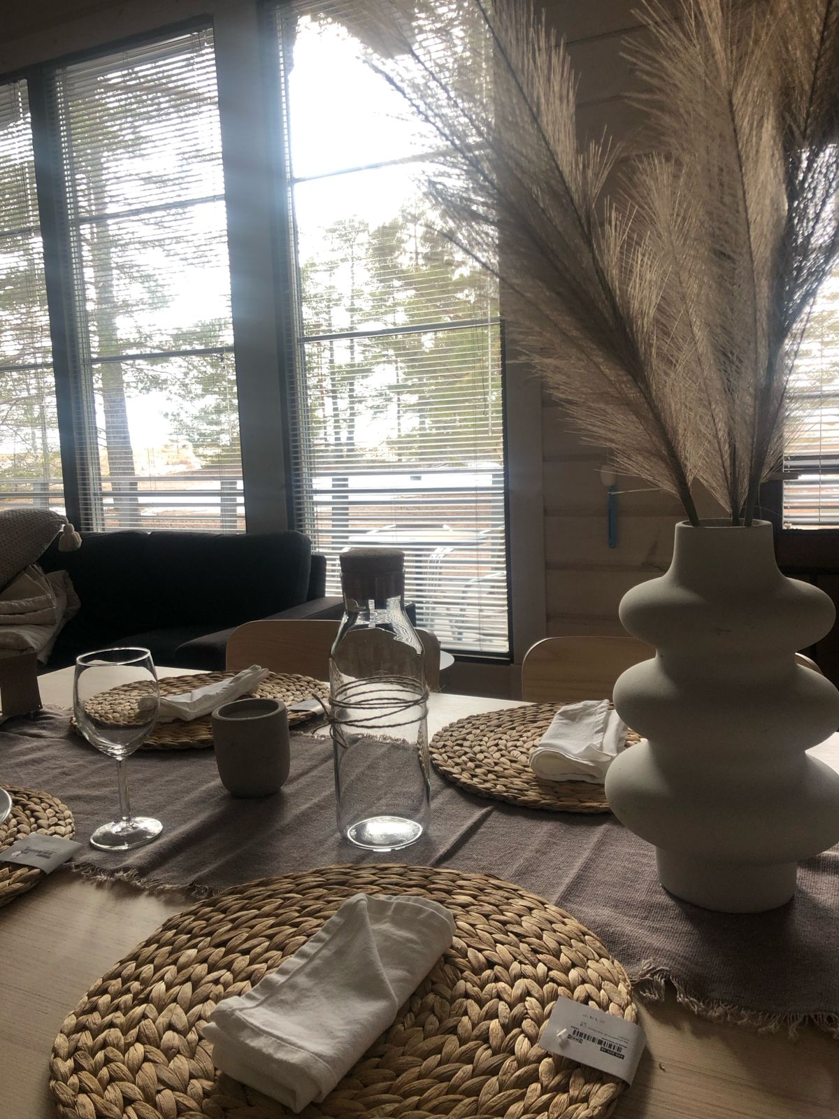 Villa Meriheinän keittiön pöydän äärestä näkymä ikkunoihin ja ulos.