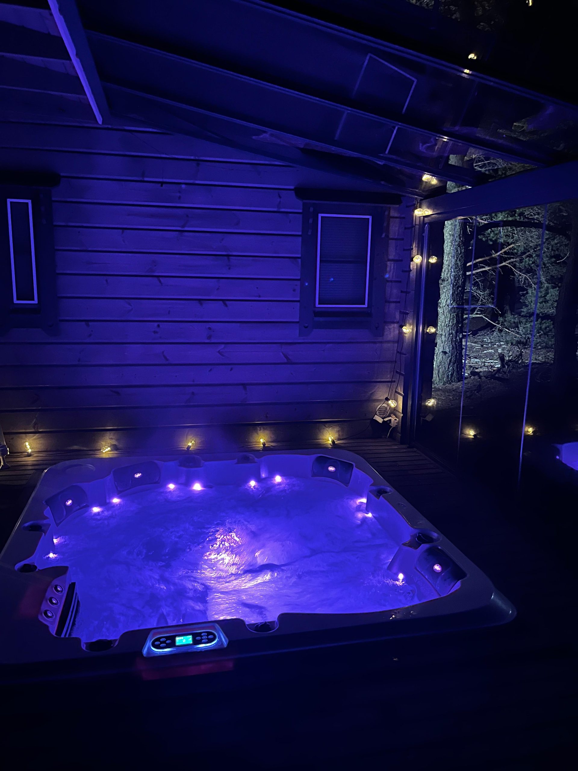 Villa Meriheinän poreallas pimeällä valaistuna.
