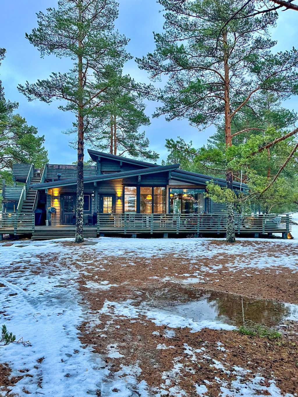 Villa Meriheinä ulkoapäin kevättalvella.