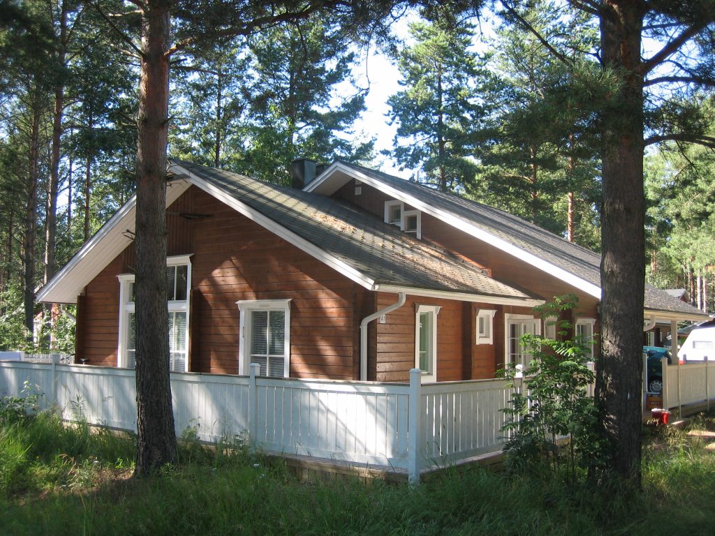 Yyteri Huvila Villa Isola ulkopäin aurinkoisella säällä mäntyjen varjossa.