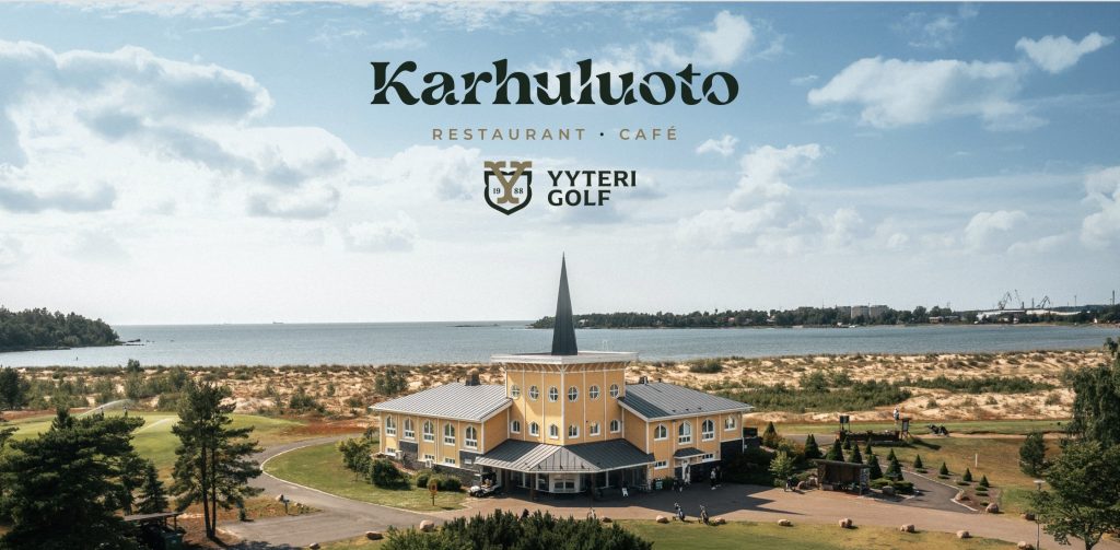 Karhuluoto ravintola ja kahvila sekä Yyteri Golf, rakennuksen ilmakuva logoineen, taustalla meri.