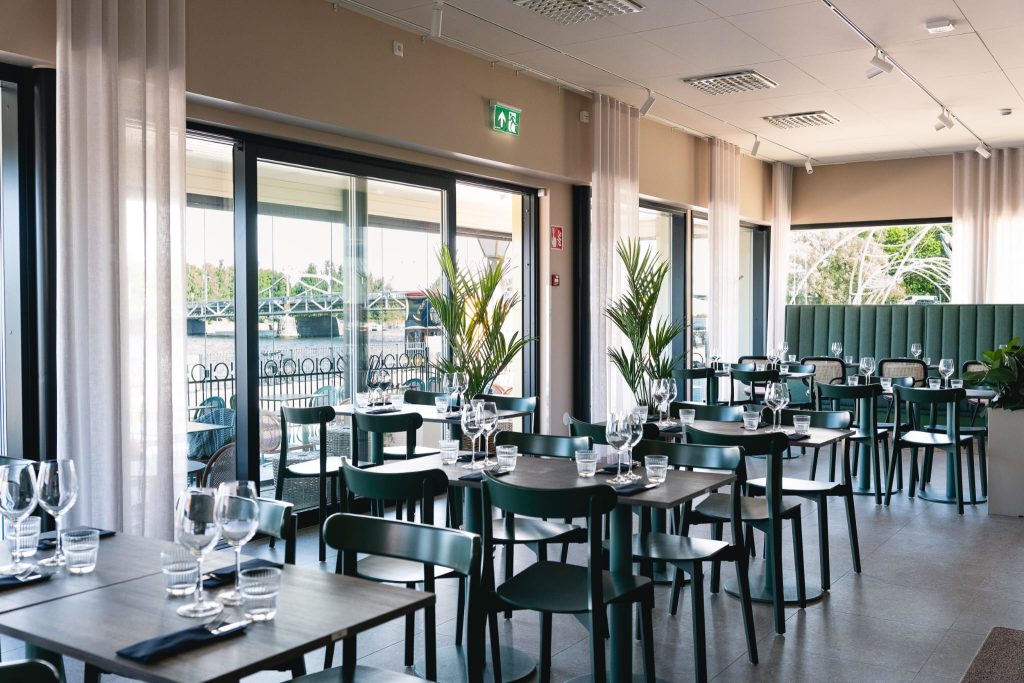 Ravintola Skooli ravintolasali näkymä ikkunasta kohti siltaa.