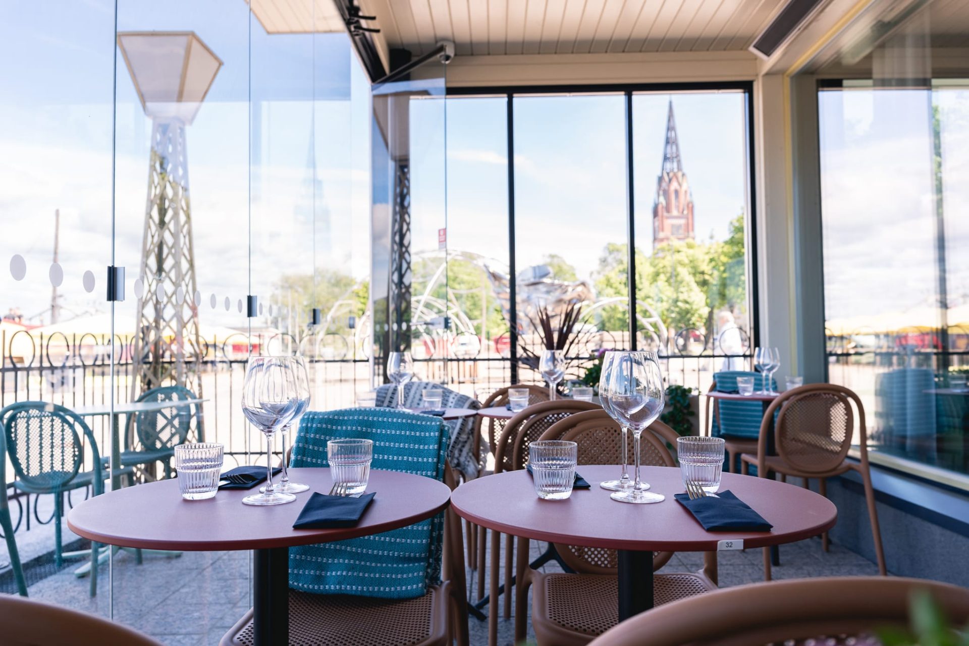 Ravintola Skoolin lasiterassi ja näkymä Keski-Porin kirkolle.