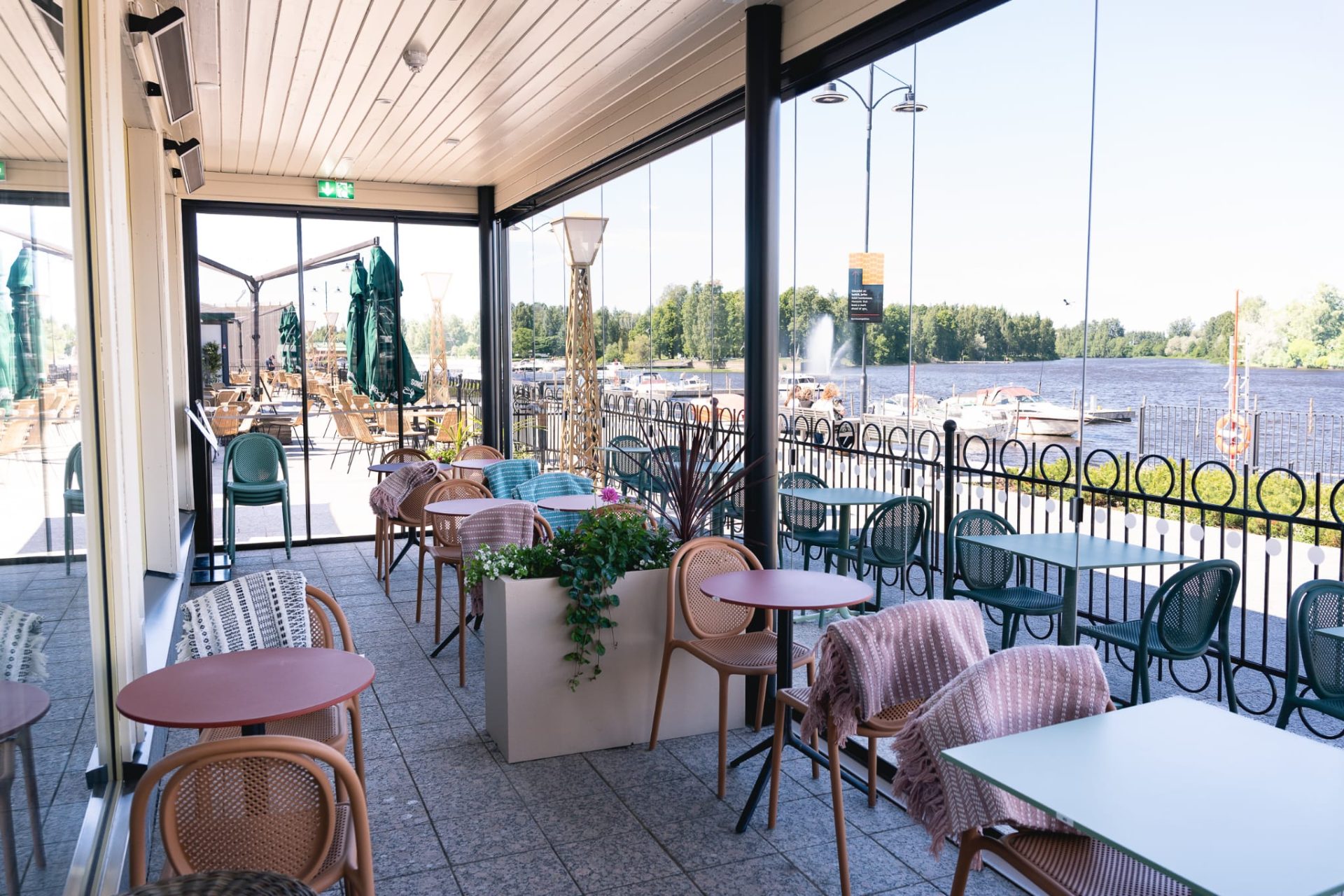 Ravintola Skoolin lasiterassi joen rannassa.