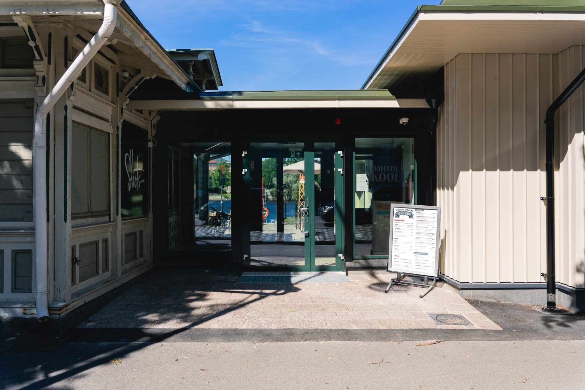Ravintola Skoolin sisäänkäynti.