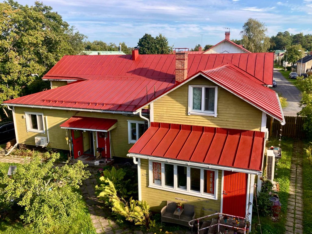 Taiteilijaresidenssi Kissaniityn puutalo ulkoa.