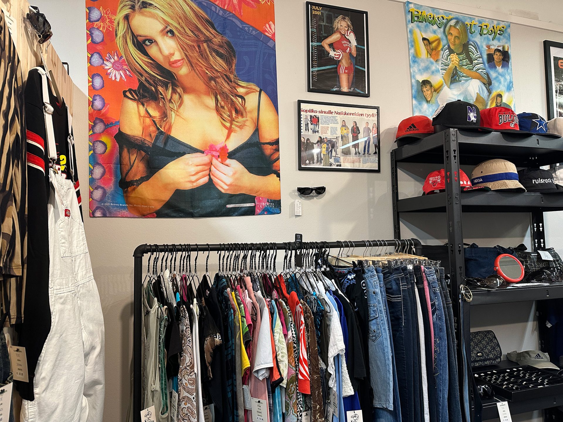 Thriftd from Fin -liikkeen valikoimaa, Britney Spears -juliste seinällä.