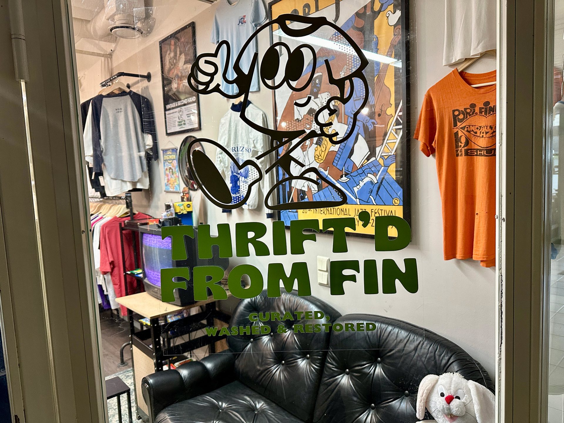 Thrift'd from Fin liike ikkunan takaa, jossa liikkeen logo.