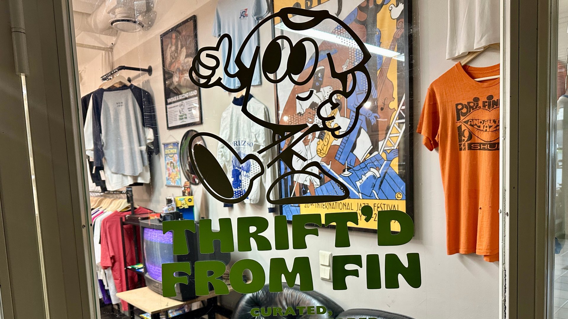 Thrifte'd from Fin liikkeen ikkuna, jossa liikkeen logo.
