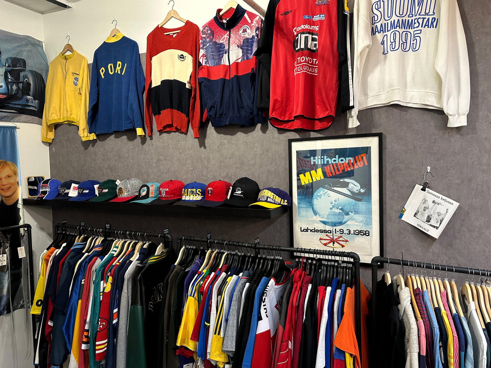 Thrift'd from Fin -liikkeen valikoimaa, kuten lippiksiä ja urheilupaitoja.