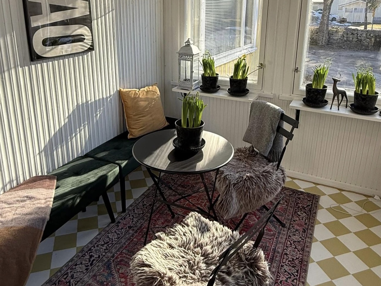 Villa Rouheen valoisa eteinen tuoleineen ja penkkeineen.