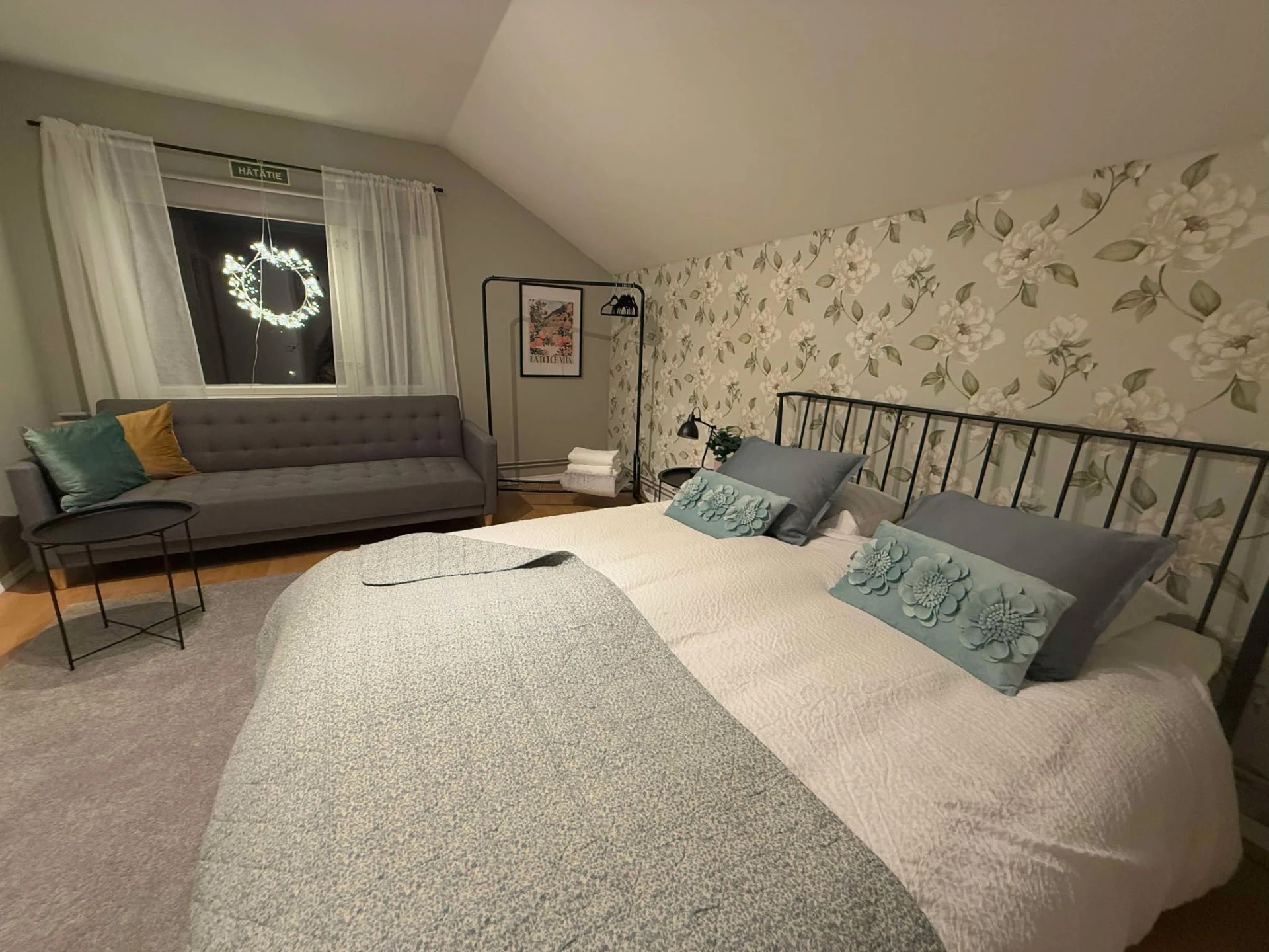 Villa Rouheen yksi makuuhuoneista sävyltään vihreä.
