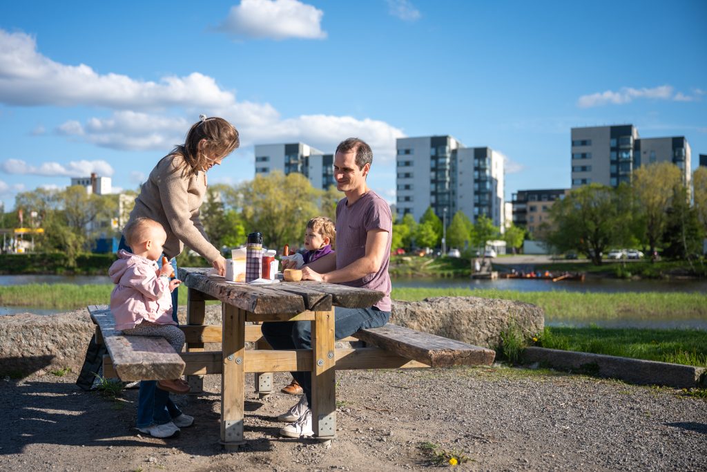 Perhe ystävyydenaukion nuotiopaikalla
