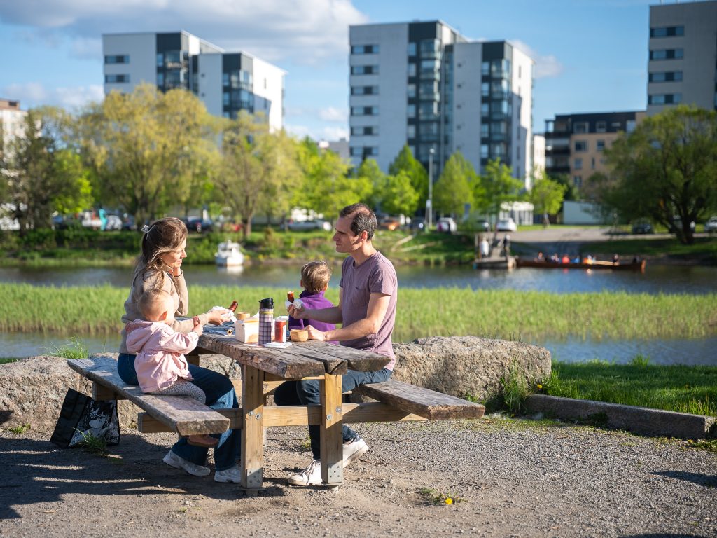 Perhe ystävyydenaukion nuotiopaikalla